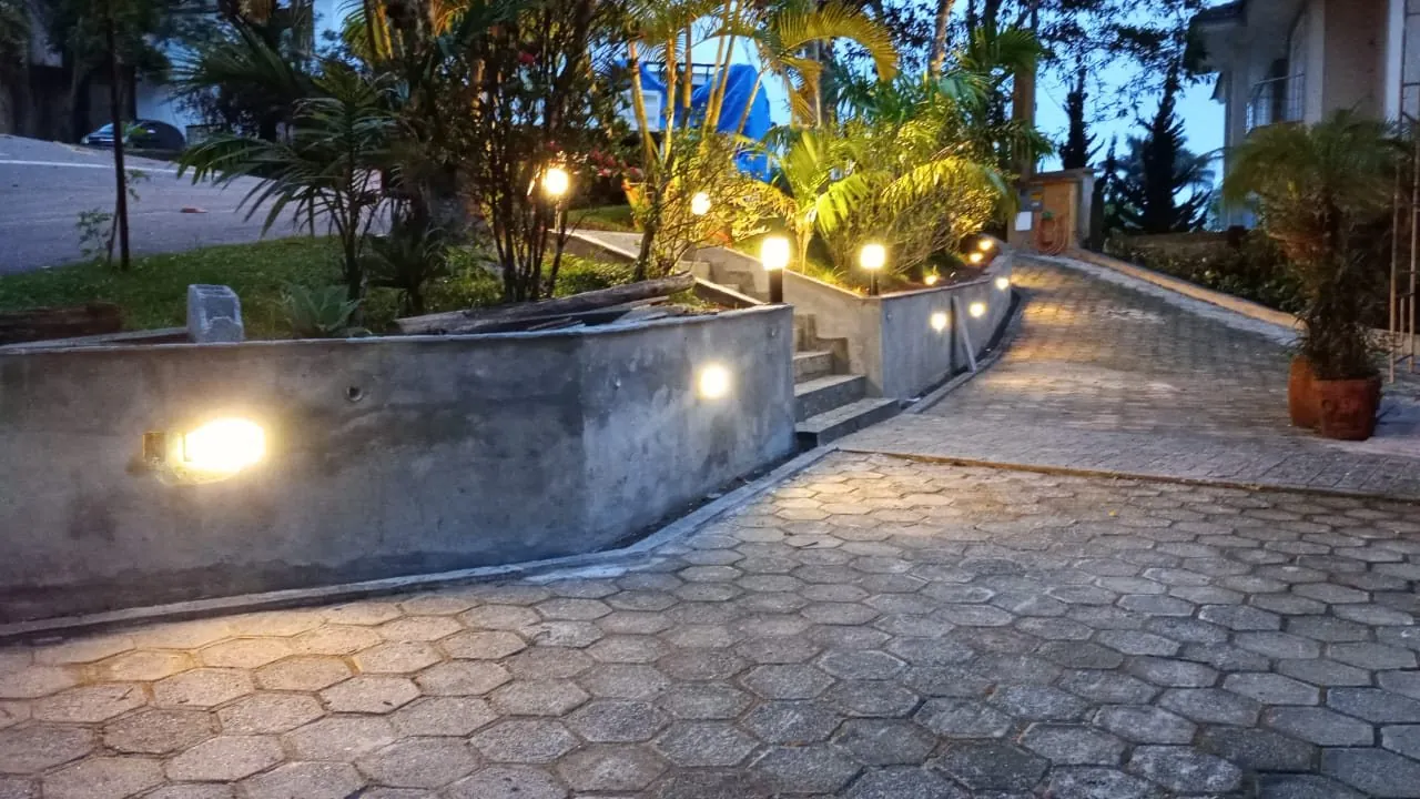 Área residencial externa com instalação elétrica e iluminação executadas pela WHS