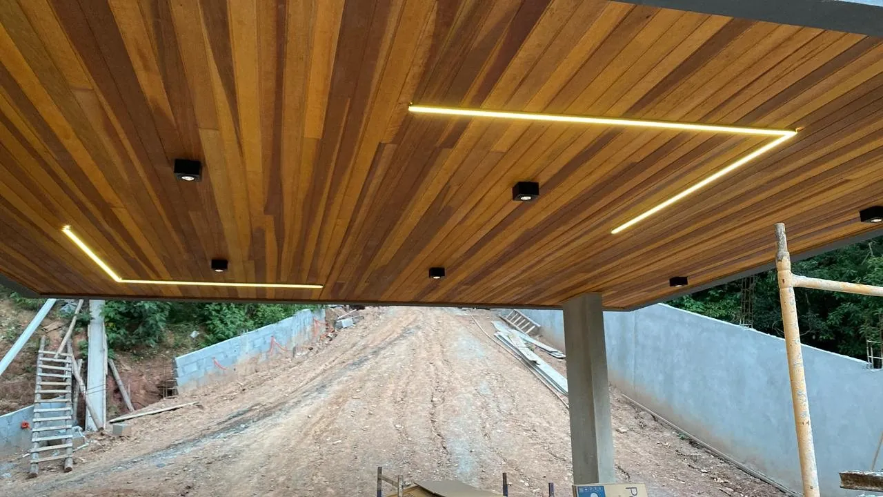 Iluminação arquitetural em forro de madeira executada pela WHS