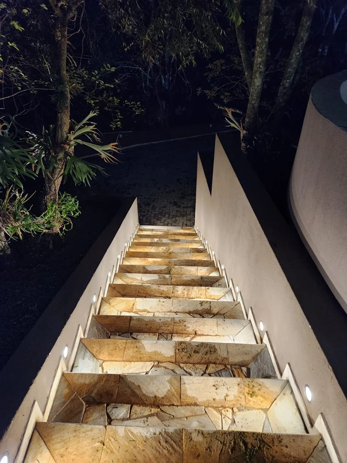 Escada externa com balizadores de luz nas laterais