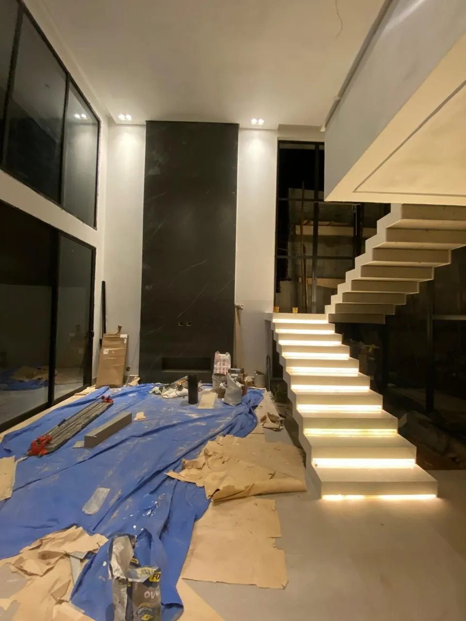 Escada interna com iluminação linear nos degraus