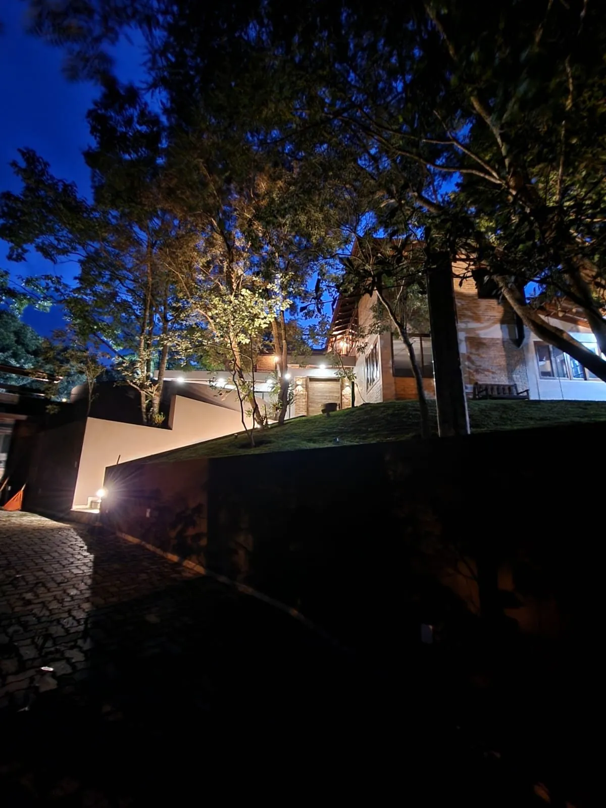 Iluminação externa e paisagística executada pela WHS