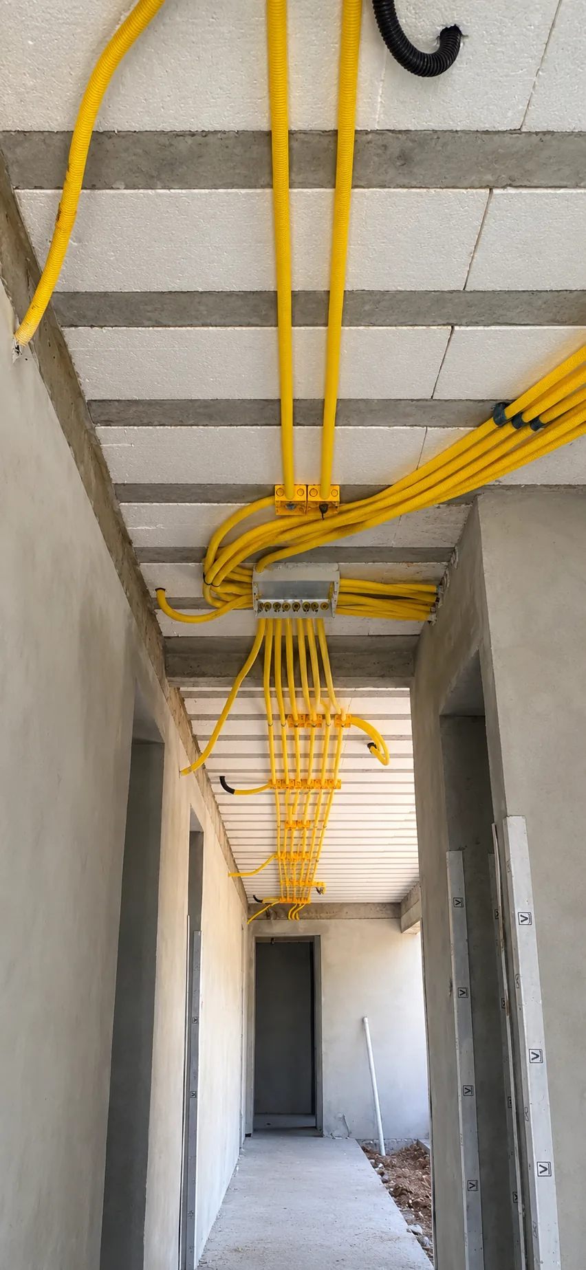 Infraestrutura elétrica com eletrodutos distribuídos em laje