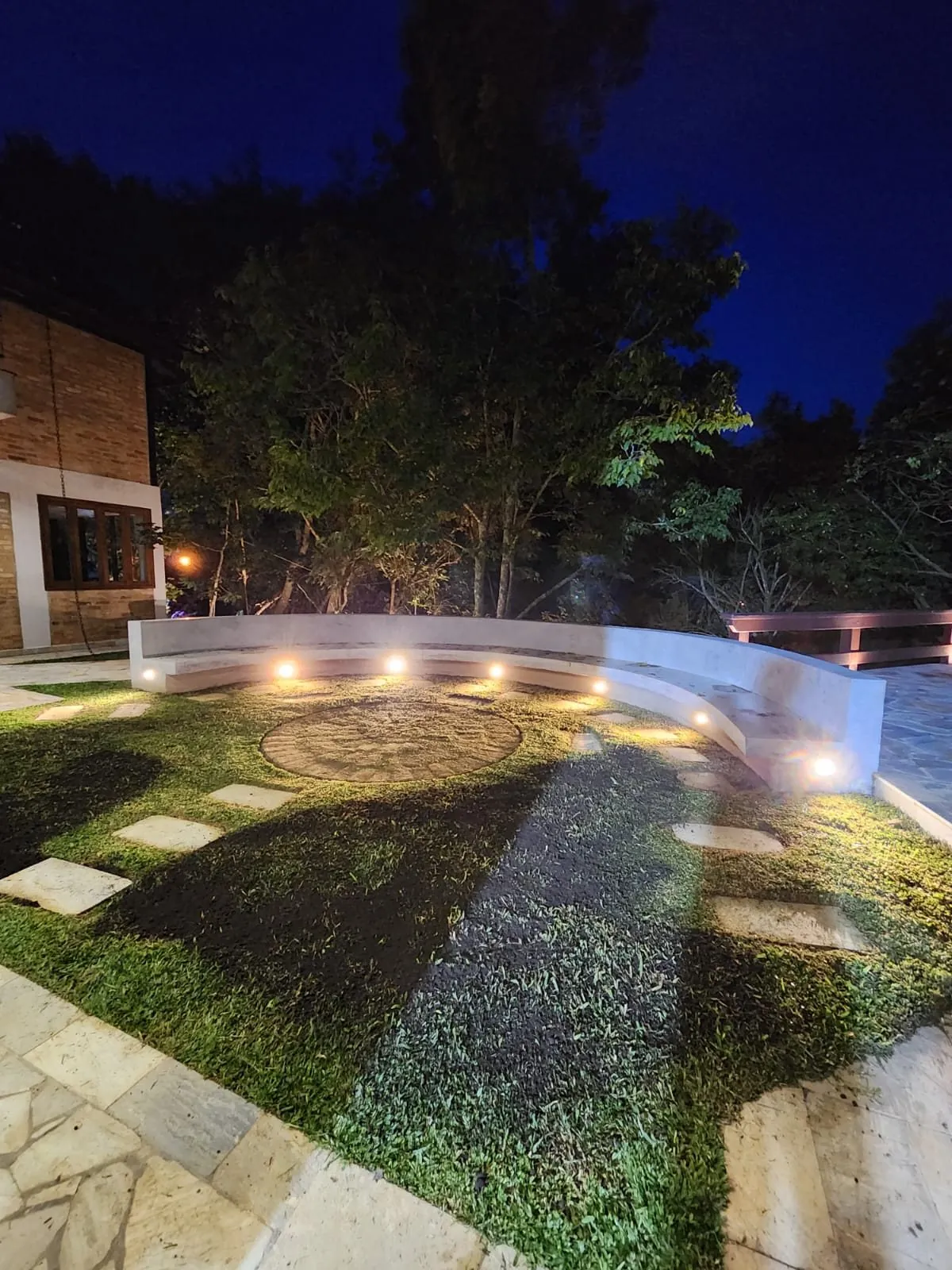 Jardim residencial com iluminação paisagística
