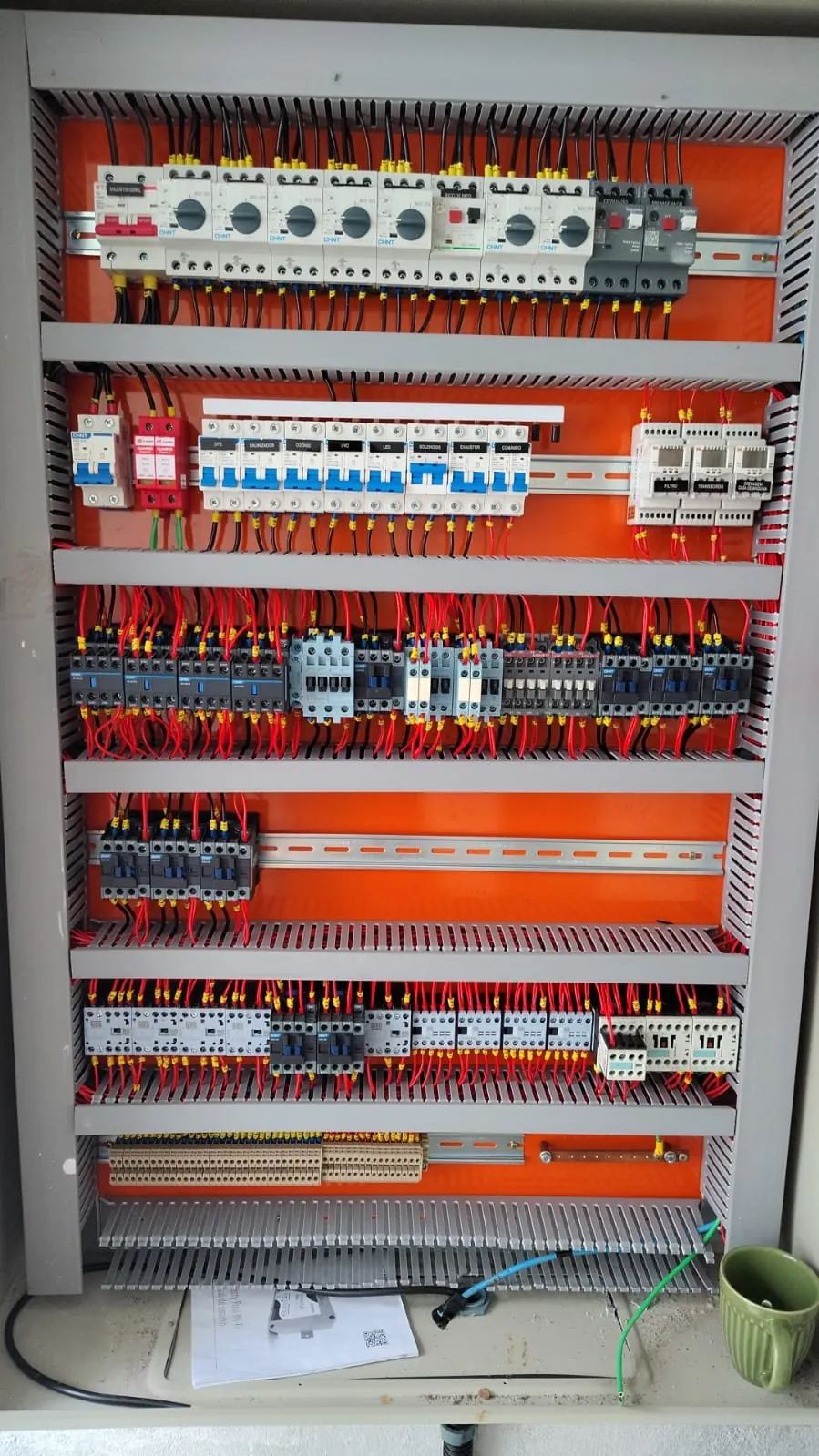 Quadro elétrico com disjuntores e componentes organizados
