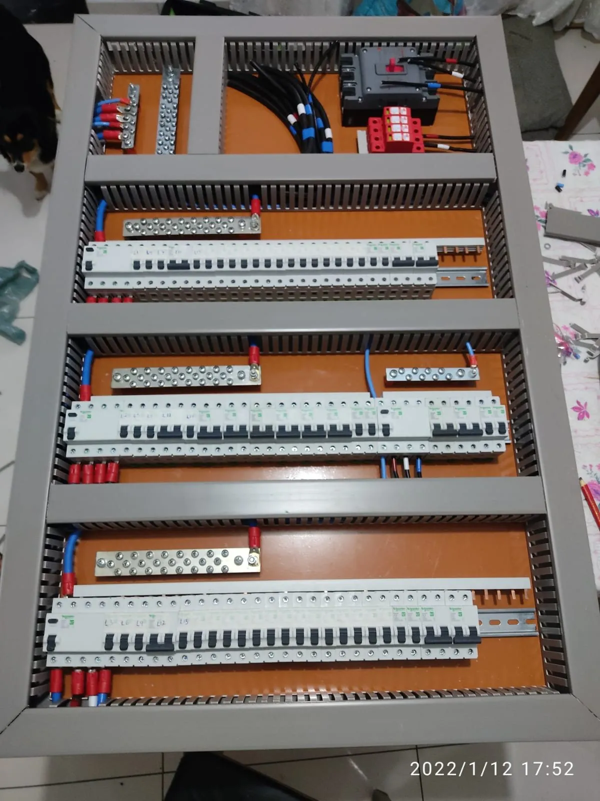 Quadro elétrico em montagem executado pela WHS